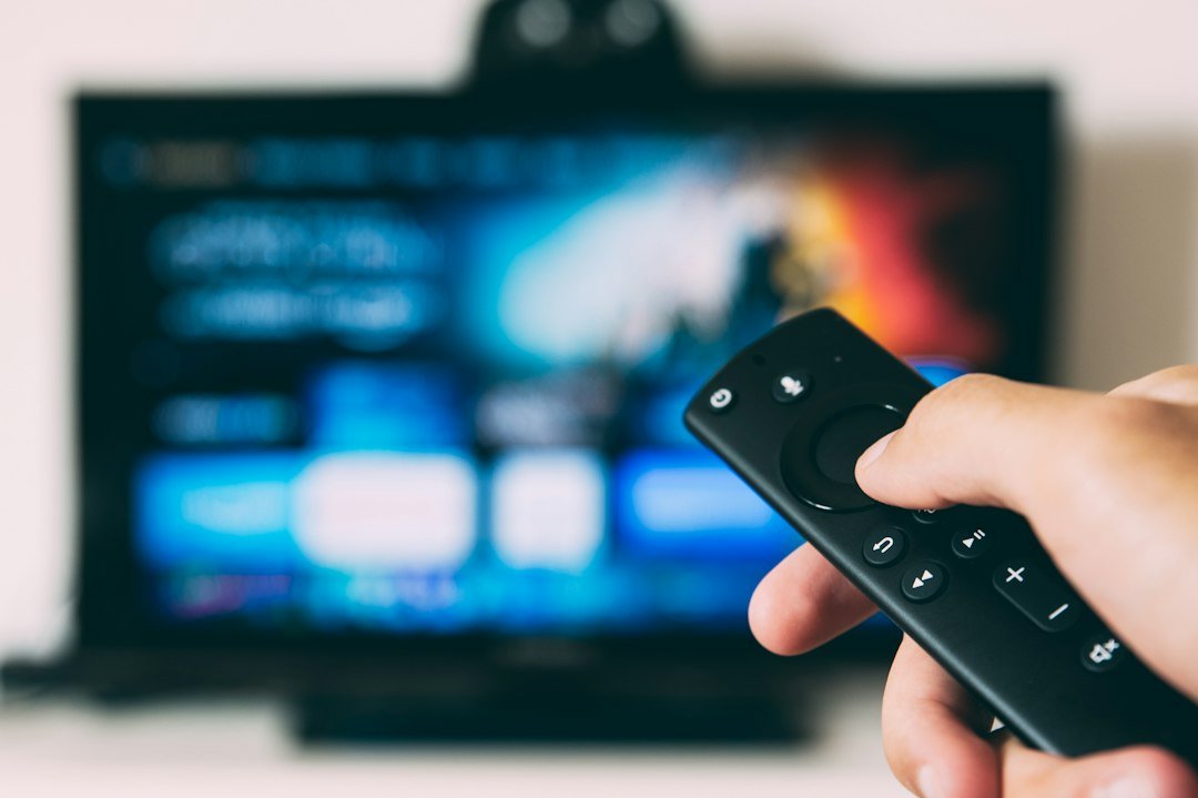 comando de televisão a escolher a melhor iptv portugal