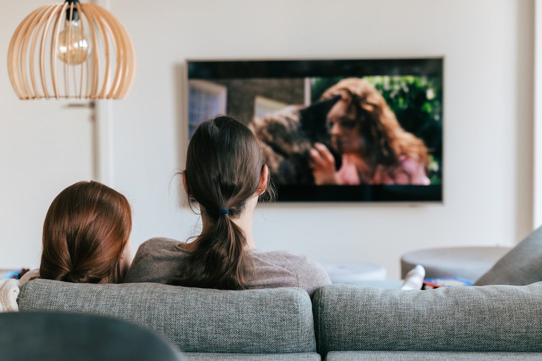 família a ver melhor iptv portugal na televisão